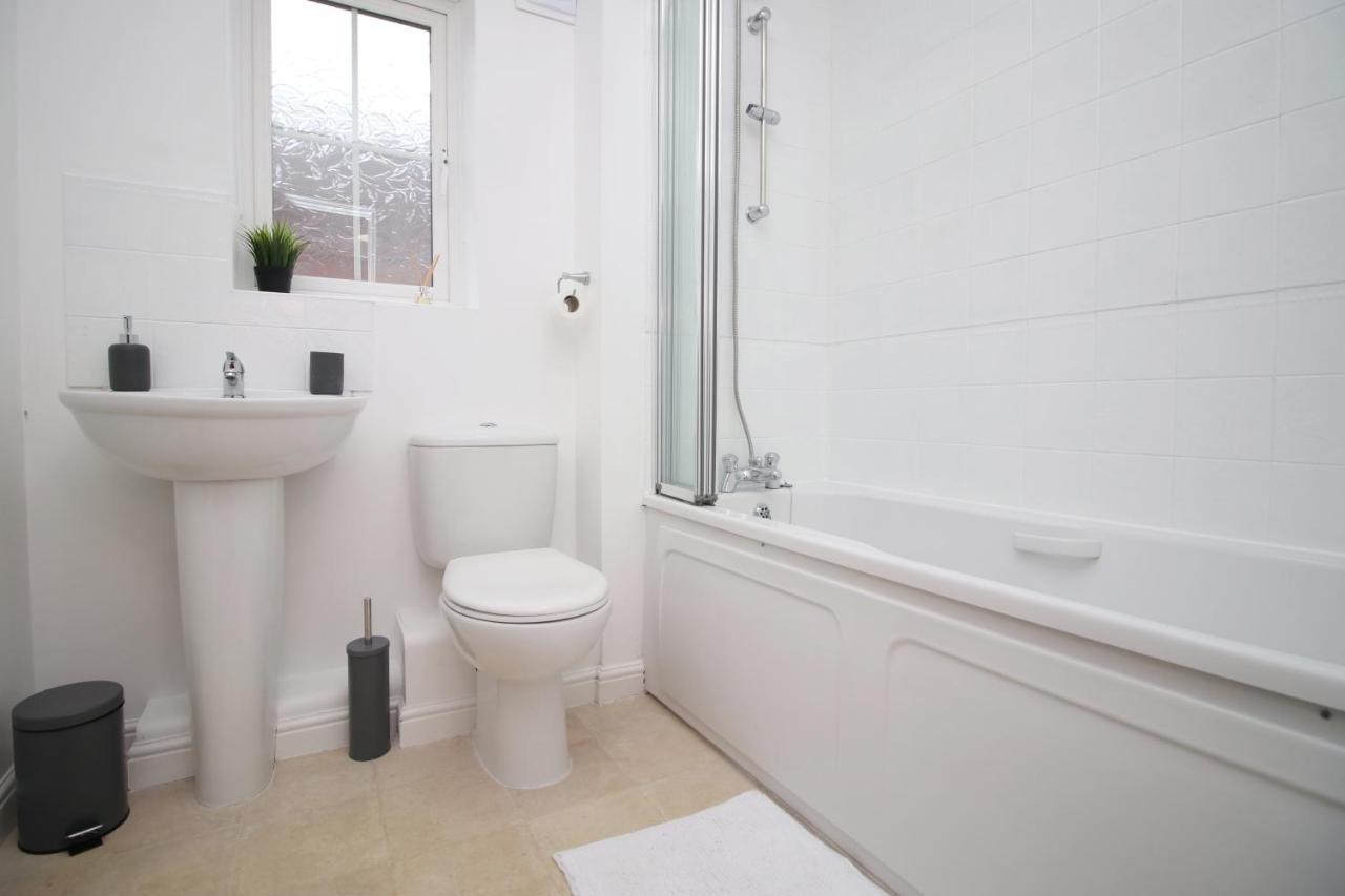 Delft - Spacious Home, High Speed Wi-Fi, Free Parking, Terrace Swindon Dış mekan fotoğraf